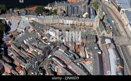 Vista aerea del Market Place e della chiesa di San Nicola (St NIC's) nel centro di Durham, nella contea di Durham Foto Stock
