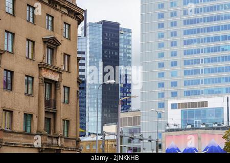 Moderni edifici di vetro vicino ad un vecchio edificio in mattoni nel centro di Tallinn in Estonia. Foto Stock