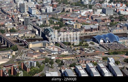 Vista aerea di Gateshead, River Tyne & con Newcastle-upon-Tyne sullo sfondo Foto Stock