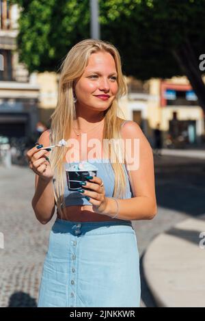 giovane donna, gelato, eis essen, ragazza, ragazze, donna, giovane donna, gelati, gelato, gelato Foto Stock