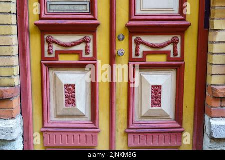 Dettagli della porta molto vecchi decorati con legno e metallo. Foto Stock