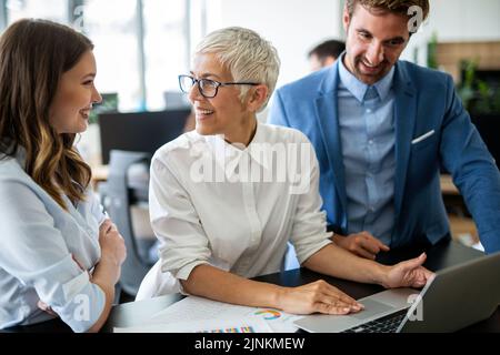 Collaborazione e analisi di business persone che lavorano in ufficio Foto Stock
