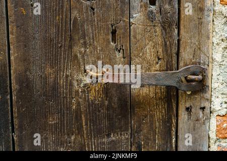 Particolare di vecchi accessori metallici per la chiusura di una vecchia porta. Foto Stock