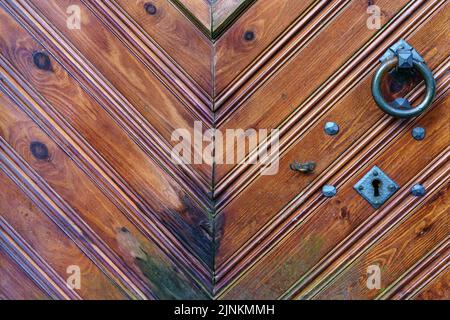 Porta medievale in legno con tavole diagonali e serratura. Foto Stock