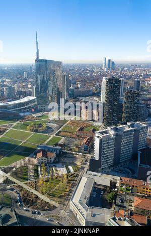 Veduta aerea del Bosco verticale e della Torre UniCredit dall'edificio lombardo (Palazzo Lomb) Foto Stock