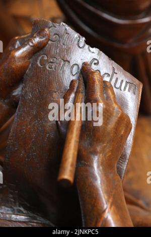 Saint-Jean, assis, écrit : et le verbe s'est fait chair. 1899. Sculpteur : Ernest Guilbert. Eglise Saint-Clodoald. Saint-Cloud. Ile-de-France. Francia. Foto Stock