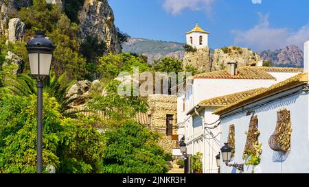 Villaggio di case bianche nel sud della Spagna. Guadalest Alicante. Foto Stock