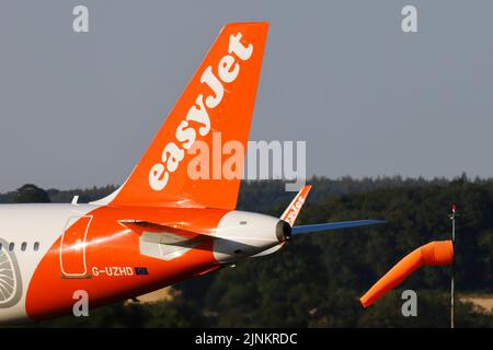Registrazione easyJet Airbus A320 tassazione G-UZHD il 11th 2022 agosto presso l'aeroporto di Londra Luton, Bedfordshire, Regno Unito Foto Stock