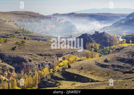 Villaggio di montagna circondato dalla nebbia in una mattinata autunnale. Sepulveda, Segovia. Foto Stock