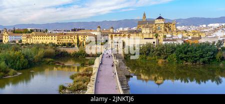 Panoramica della città di Córdoba con il fiume Guadalquivir e il ponte romano. Foto Stock