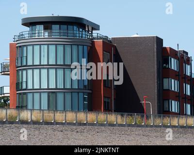 Breskens, Paesi Bassi, 18 luglio 2022, emisfero moderno edificio di appartamenti con annesso e terrazza sul tetto Foto Stock