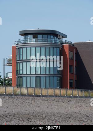 Breskens, Paesi Bassi, 18 luglio 2022, emisfero moderno edificio di appartamenti con terrazze e terrazza sul tetto Foto Stock