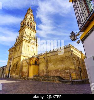 Facciata esterna della Cattedrale di Córdoba, accanto al quartiere ebraico. Andalusia. Foto Stock