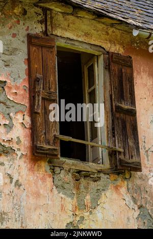 Dettagli di una vecchia casa a Les, nella valle di Aran (Lleida, Catalogna, Spagna, Pirenei) ESP: Detalles de una casa antigua en Les, en el Valle de Arán Foto Stock