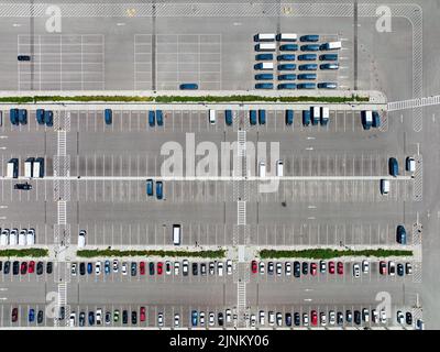 Vista aerea del parcheggio presso il magazzino Amazon Foto Stock