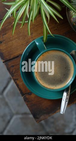 caffè nero sul tavolo con preparazione manuale al mattino Foto Stock