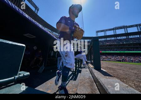 Agosto 11 2022: Colorado Center Fielder Garrett Hampson (1) in arrivo sul campo durante il gioco con Saint Louis Cardinals e Colorado Rockies tenutosi a Coors Field a Denver Co. David Seelig/Cal Sport Medi Credit: CAL Sport Media/Alamy Live News Foto Stock