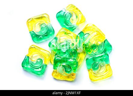 Gruppo di gel detergente per bucato o cialde di capsule di lavaggio isolate su sfondo bianco Foto Stock
