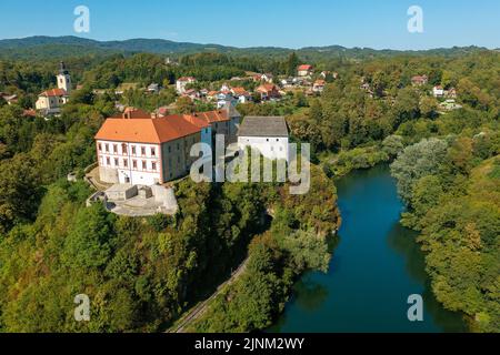 Veduta aerea della vecchia città di Ozalj sul fiume Kupa, Croazia Foto Stock