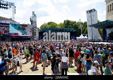 Monaco, Germania. 12th ago, 2022. Monaco di Baviera, Germania, agosto 12th 2022: Gli spettatori assistono all'arrampicata sportiva a Koenigsplatz ai Campionati europei di Monaco di Baviera 2022 (Liam Asman/SPP) Credit: SPP Sport Press Photo. /Alamy Live News Foto Stock