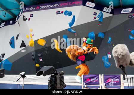 Monaco, Germania. 12th ago, 2022. Monaco, Germania, 12th 2022 agosto: Monaco 2022 Mascot Gfreidi danze sul palco dello Sport Climbing a Koenigsplatz ai Campionati europei di Monaco 2022 a Monaco (Liam Asman/SPP) Credit: SPP Sport Press Photo. /Alamy Live News Foto Stock