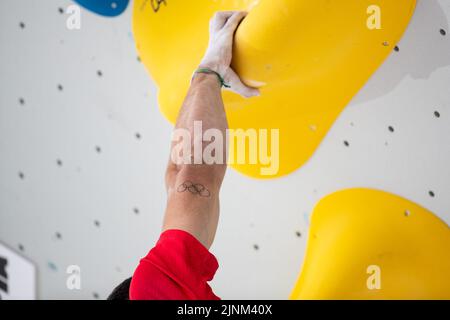 Monaco, Germania. 12th ago, 2022. Monaco, Germania, 12th 2022 agosto: Gli anelli olimpici sul braccio di Alberto Gines Lopez (ESP) durante lo Sport Climbing uomini di Lead Qualifiche a Koenigsplatz ai Campionati europei di Monaco 2022 a Monaco (Liam Asman/SPP) Credit: SPP Sport Press Photo. /Alamy Live News Foto Stock