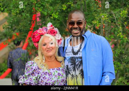 Presentatore Vanessa Feltz, sorridente alla macchina fotografica, con il partner ben Ofoedu. Chelsea Flower Show Press Day 2022 Foto Stock