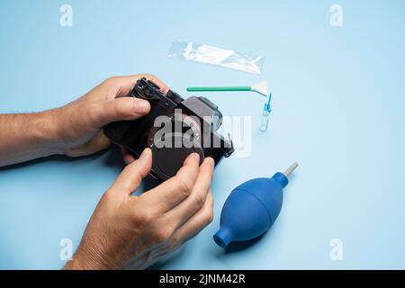 Pulizia del sensore di una telecamera mirrorless (passaggi da 1 a 8). Fase 8: Chiudere immediatamente la fotocamera con il cappuccio protettivo appropriato Foto Stock