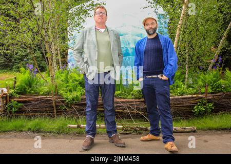 Il designer John Warland (r) e Darren Stobbart (l) del Plantman, con il 'Plantman’s Ice Garden', Chelsea Flower Show Foto Stock