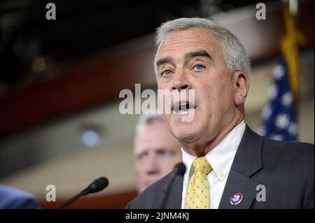 Washington, Stati Uniti. 12th ago, 2022. Il Rep. Brad Wenstrip, R-OH, parla durante una conferenza stampa con altri membri repubblicani della House Intelligence Committee sulla ricerca dell'FBI dell'ex presidente Donald Trumps Mar-a-Lago, casa al Campidoglio degli Stati Uniti a Washington, DC venerdì 12 agosto 2022. Foto di Bonnie Cash/UPI Credit: UPI/Alamy Live News Foto Stock