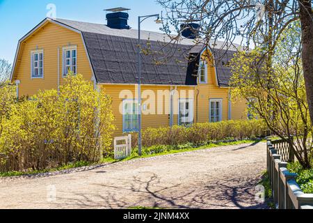 Una tradizionale casa finlandese in legno sull'isola di Suomenlinna al largo di Helsinki, Finlandia Foto Stock
