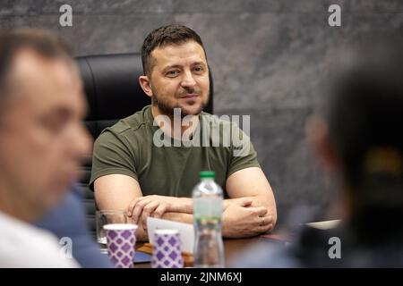 Kiev, Ucraina. 12th ago, 2022. Il presidente ucraino Volodymyr Zelenskyy, centro, incontra i giovani leader nella Giornata Internazionale della Gioventù al Palazzo Mariinskyi, 12 agosto 2022 a Kiev, Ucraina. Credit: Sarsenov Daniiar/Ukraine Presidency/Alamy Live News Foto Stock