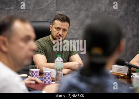 Kiev, Ucraina. 12th ago, 2022. Il presidente ucraino Volodymyr Zelenskyy, centro, incontra i giovani leader nella Giornata Internazionale della Gioventù al Palazzo Mariinskyi, 12 agosto 2022 a Kiev, Ucraina. Credit: Sarsenov Daniiar/Ukraine Presidency/Alamy Live News Foto Stock