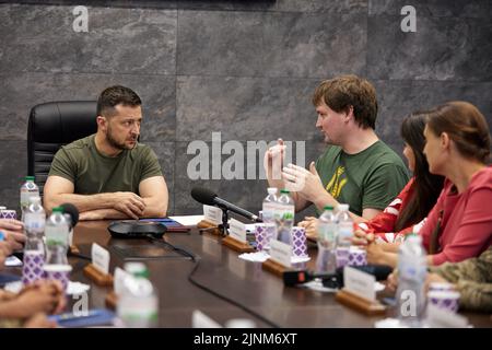 Kiev, Ucraina. 12th ago, 2022. Il presidente ucraino Volodymyr Zelenskyy, centro, incontra i giovani leader nella Giornata Internazionale della Gioventù al Palazzo Mariinskyi, 12 agosto 2022 a Kiev, Ucraina. Credit: Sarsenov Daniiar/Ukraine Presidency/Alamy Live News Foto Stock