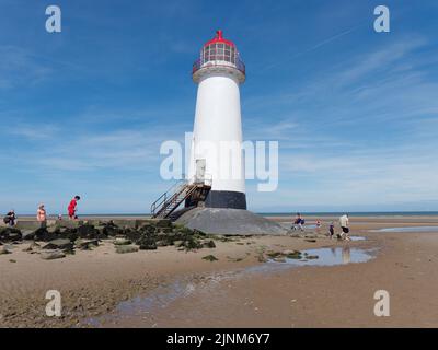 Talacre, Flintshire, Galles, 07 2022 agosto: Punto di Ayr Lighthouse aka Talacre Lighthouse, un edificio classificato di II grado situato sulla spiaggia. Foto Stock