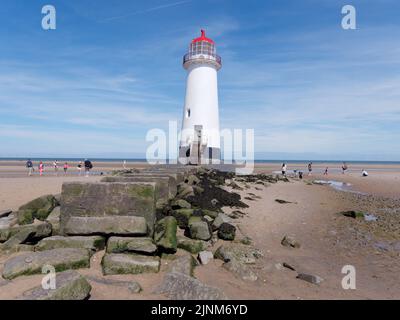 Talacre, Flintshire, Galles, 07 2022 agosto: Punto di Ayr Lighthouse aka Talacre Lighthouse, un edificio classificato di II grado situato sulla spiaggia. Foto Stock