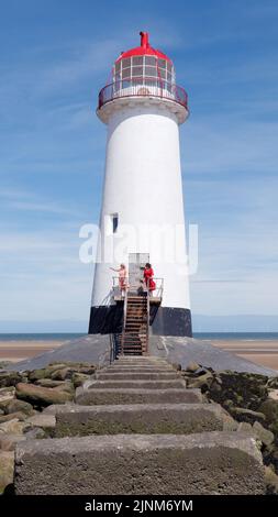 Talacre, Flintshire, Galles, 07 2022 agosto: Punto di Ayr Lighthouse aka Talacre Lighthouse, un edificio classificato di II grado situato sulla spiaggia. Foto Stock