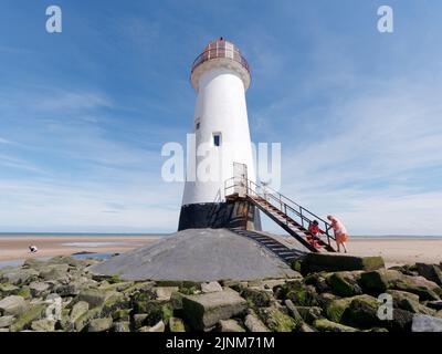 Talacre, Flintshire, Galles, 07 2022 agosto: Punto di Ayr Lighthouse aka Talacre Lighthouse, un edificio classificato di II grado situato sulla spiaggia. Foto Stock