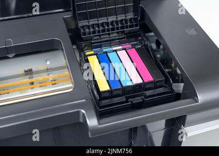 Primo piano di una cartuccia d'inchiostro multicolore di una stampante a getto d'inchiostro. Informazioni sulla modifica delle cartucce Foto Stock