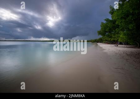 Spiaggia incontaminata e turchese a Tortuga Bay prima dell'arrivo della tempesta, Isole Santa Cruz, Galapagos, Ecuador Foto Stock