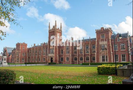 Belfast, UK – Ottobre, 30, 2019 - la vista della lunga facciata gotica rivivale del Lanyon Building che ospita la Queen's University di Belfast Foto Stock