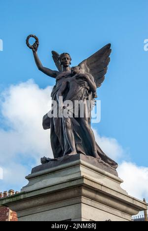 Belfast, Regno Unito – 30 ottobre 2019 - Art Nouveau War Memorial di fronte alla Queen’s University Belfast Foto Stock