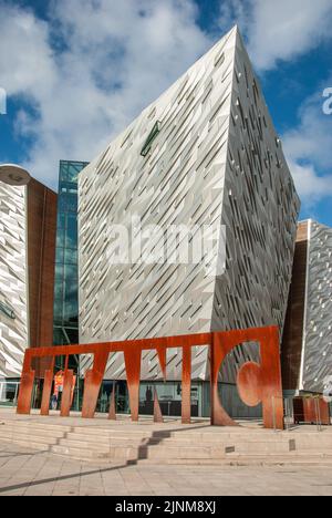 Belfast, Regno Unito – 30 ottobre 2019 - Titanic Belfast monumento dell'attrazione turistica per il patrimonio marittimo di Belfast Foto Stock