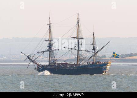 Southend on Sea, Essex, Regno Unito. 12th ago, 2022. Götheborg di Svezia è una replica a vela della svedese East Indiaman Götheborg i, lanciata nel 1738, e visitata Londra per accogliere i visitatori a bordo. Questa nave replica in legno è stata lanciata nel 2003. Dopo essere stata in mostra a Thames Quay a Canary Wharf, la nave è scesi verso il Mare del Nord passando Southend on Sea nell'estuario del Tamigi ed è dovuta essere protagonista al Bremerhaven Maritime Days dal 17th agosto. Acqua ruvida Foto Stock