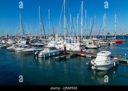 VILA REAL DE SANTO ANTONIO, PORTOGALLO - 11 GIUGNO 2022 - barche e barche ormeggiate nel porto turistico con edifici lungo l'Avenida da Republica Foto Stock