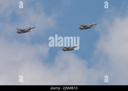 Gerusalemme, Israele - 5th maggio 2022: Tre aerei israeliani della forza aerea General Dynamics F-16, che volano in un cielo nuvoloso e nuvoloso. Foto Stock