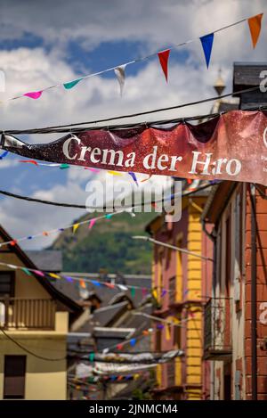 Villaggio di Les decorato per la festa di Sant Joan a causa del solstizio d'estate (Valle Aran, Lleida, Catalogna, Spagna, Pirenei) ESP: Pueblo de Les Foto Stock