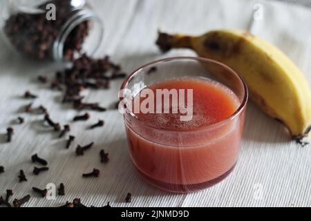 Marmellata di banane. Confettura di frutta a quattro ingredienti fatta con banana locale zuccherata con zucchero e speziata con chiodi di garofano. Scatto su sfondo bianco Foto Stock