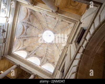 Vista sulla volta e le archi all'interno del teatro dell'opera Foto Stock