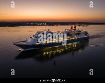 La sig.ra Bolette, in precedenza denominata Amsterdam, è una nave da crociera di proprietà e gestita da Fred. Olsen Cruise Lines. Mattina presto al porto di Southampton. Vista aerea. Foto Stock